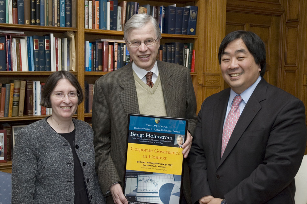 YLS Prof. and Center Dir. Roberta Romano &#039;80, MIT Econ. Prof. Bengt Holmstrom, and YLS Dean Harold Koh